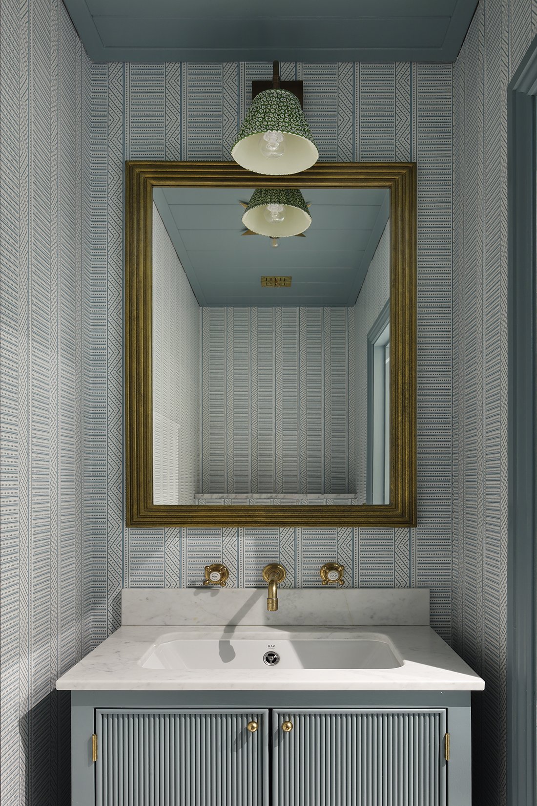 HÁM WC Closed Reeded Vanity