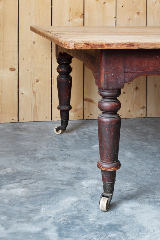 19th Century English Dining Table on Castors