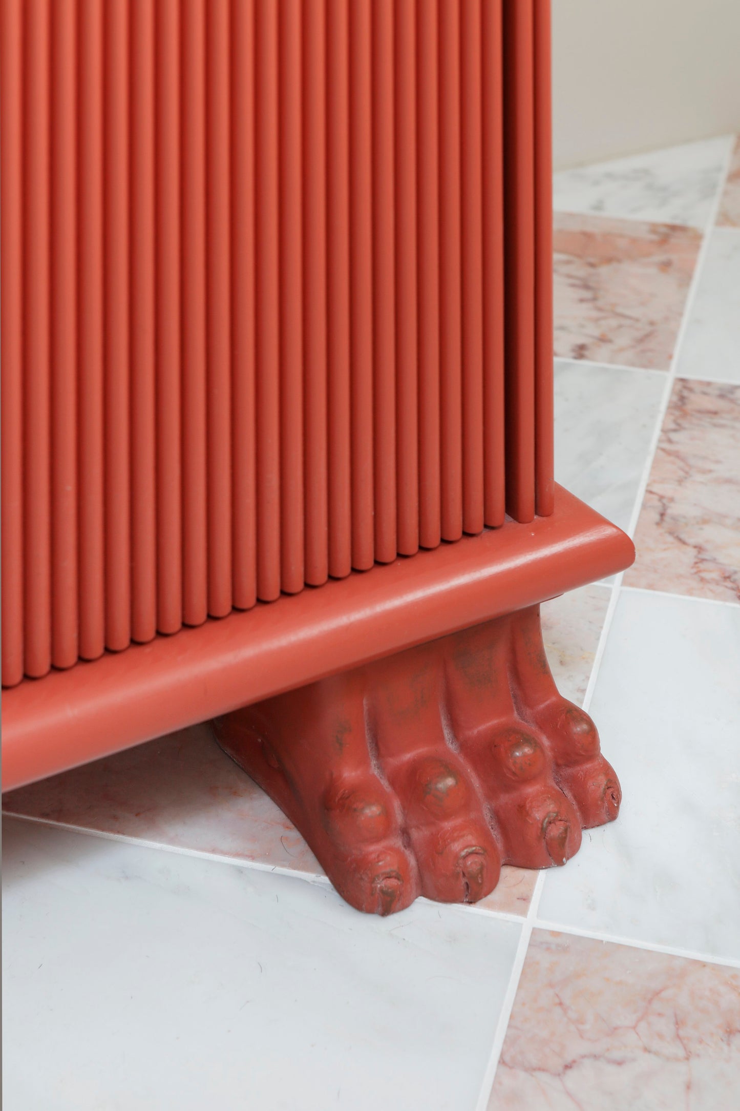 HÁM Reeded Lion Paw Vanity