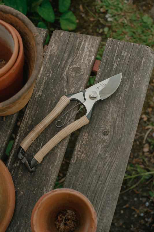 Niwaki Rattan Secateurs