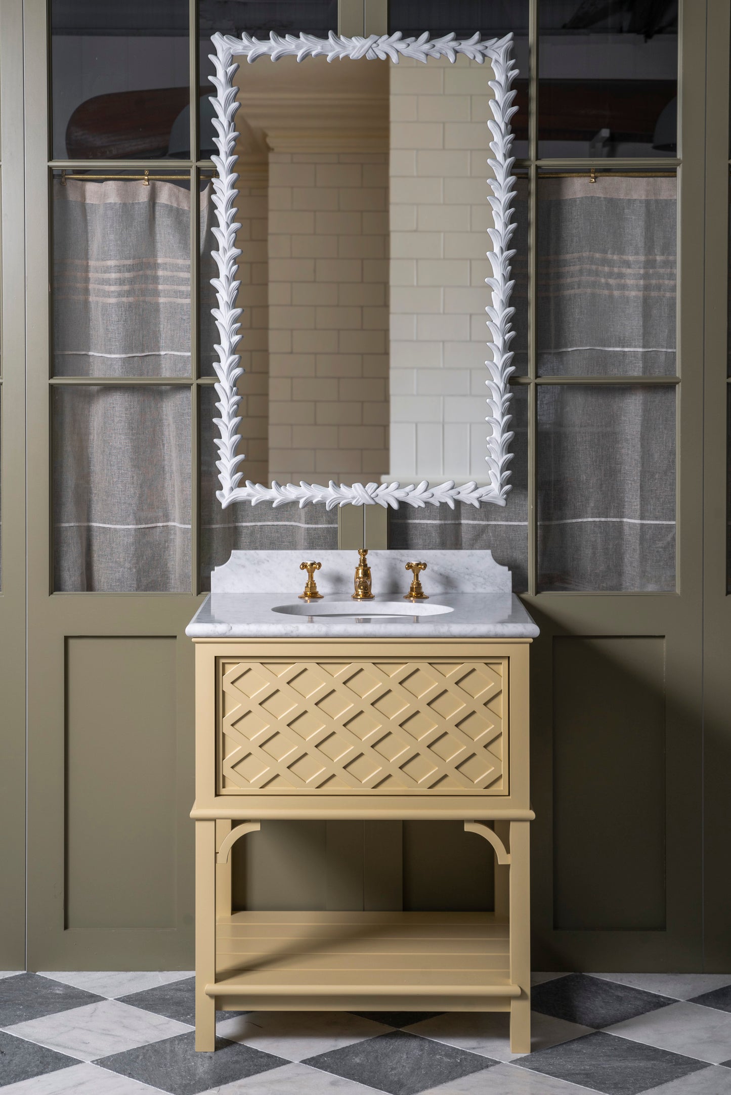 HÁM Folly Lattice Vanity